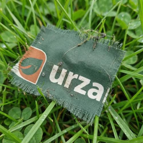 Een restje vlagdoek in het gras, het logo nog half leesbaar