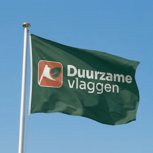 Nieuwe groene vlag met logo, wapperend tegen een blauwe lucht
