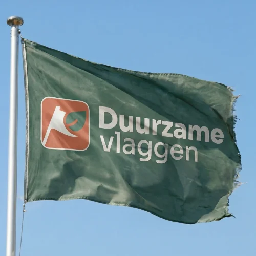Dezelfde vlag, nu verbleekt en met rafelende randen