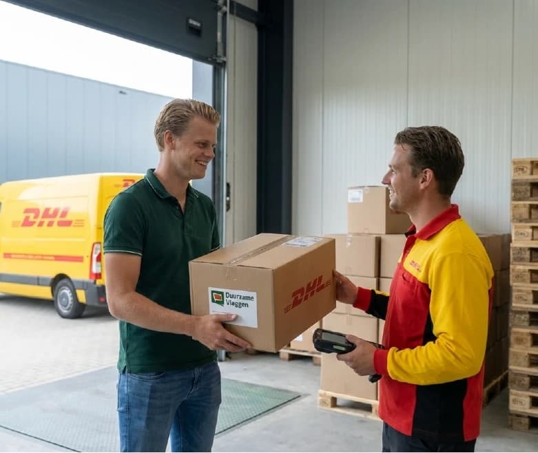 Ingepakte bestelling wordt overhandigd aan de bezorger