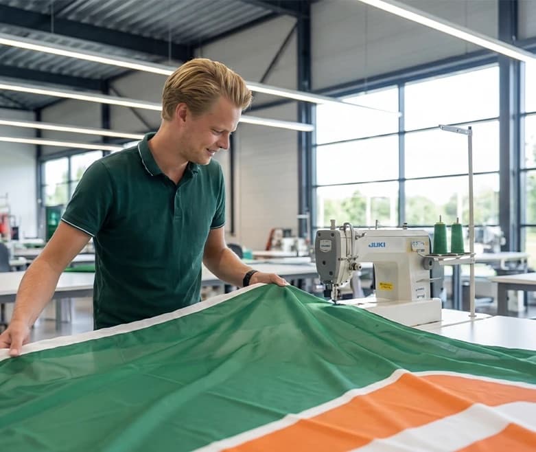 Duurzame vlag wordt op maat gemaakt aan de naaimachine