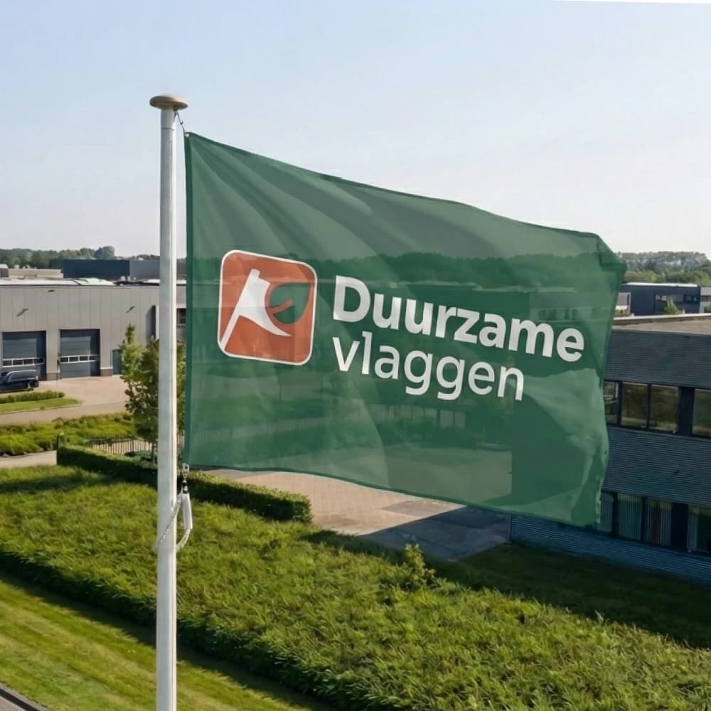 Duurzame vlaggen wapperend aan vlaggenmasten