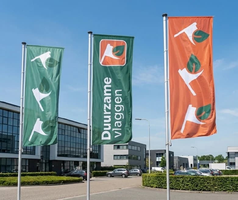 Duurzame baniervlag aan een baniermast