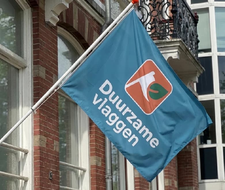 Duurzame gevelvlag aan een uithouder